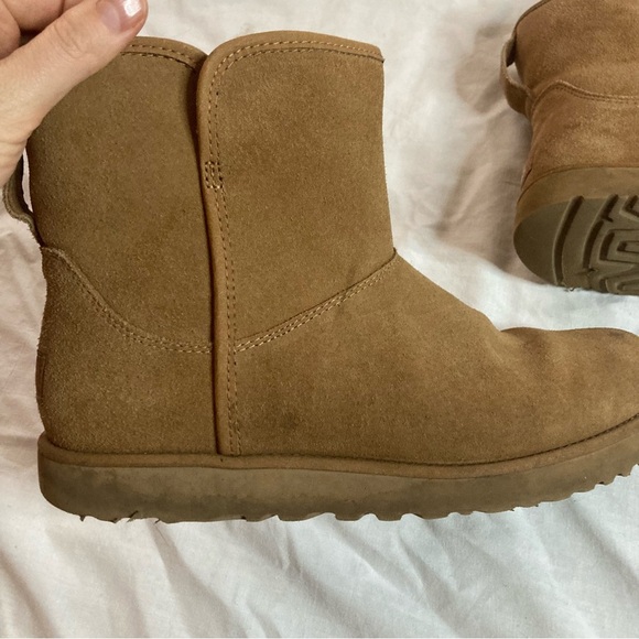 Ugg Classic Mini Boot Size 8 Tan Sheepskin - Picture 10 of 13